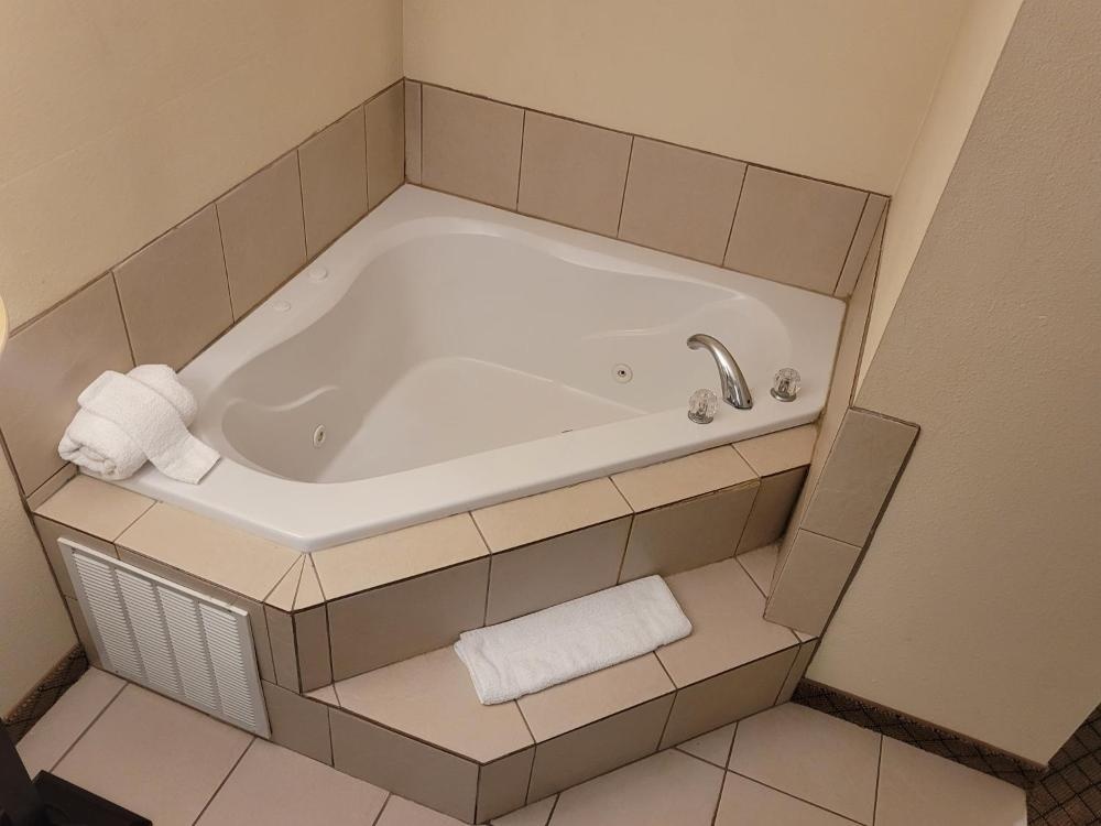 Home Inn & Suites Image 20