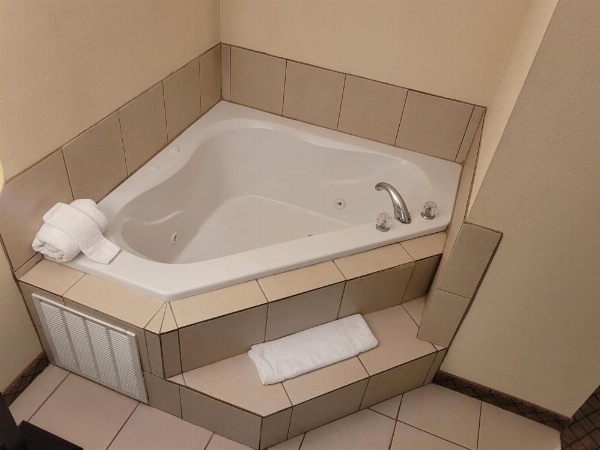 Home Inn & Suites image 20